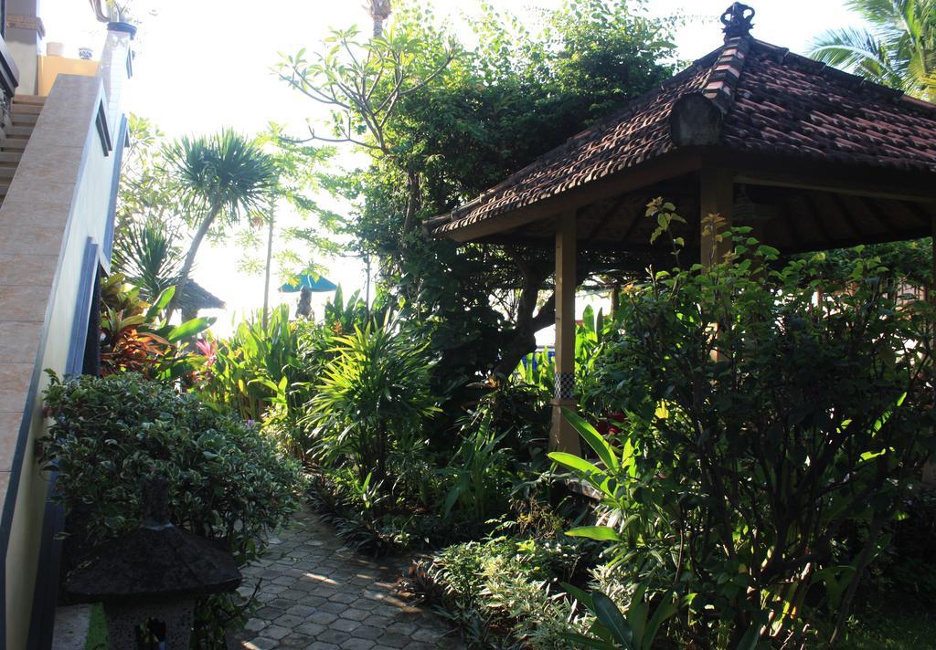 Cleopatra Beach Bungalows Hotel Lovina  Exterior photo