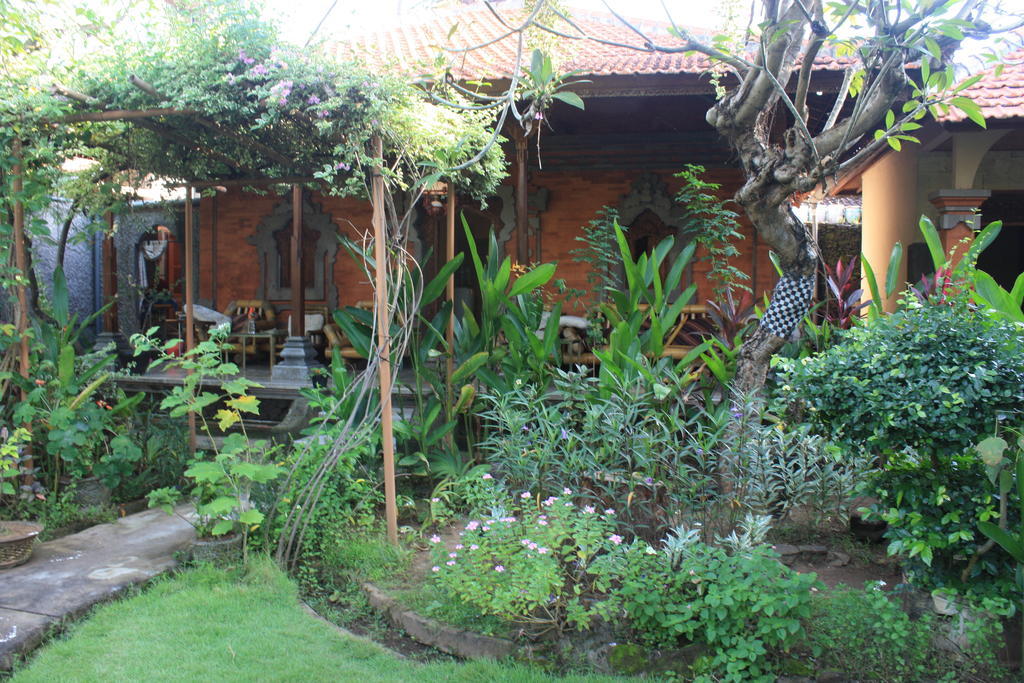 Cleopatra Beach Bungalows Hotel Lovina  Exterior photo