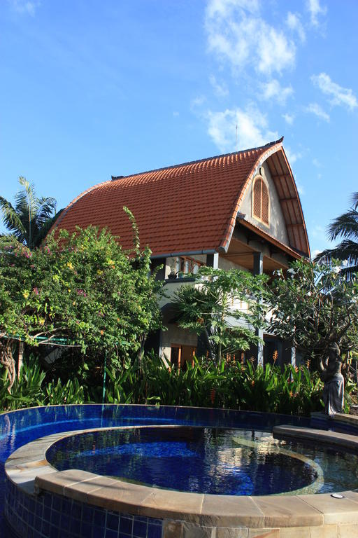 Cleopatra Beach Bungalows Hotel Lovina  Exterior photo