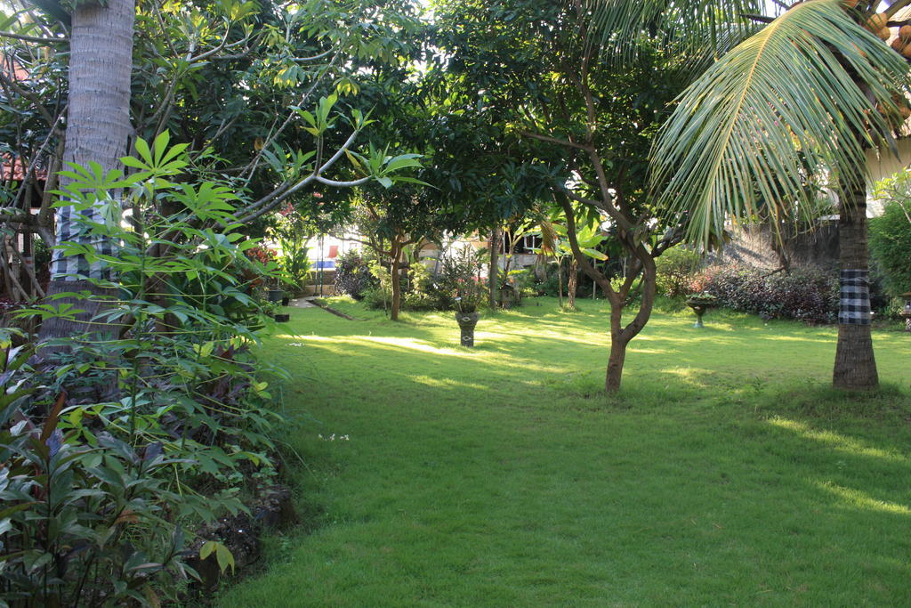 Cleopatra Beach Bungalows Hotel Lovina  Exterior photo