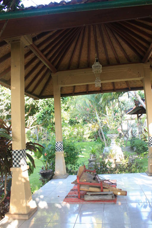 Cleopatra Beach Bungalows Hotel Lovina  Exterior photo