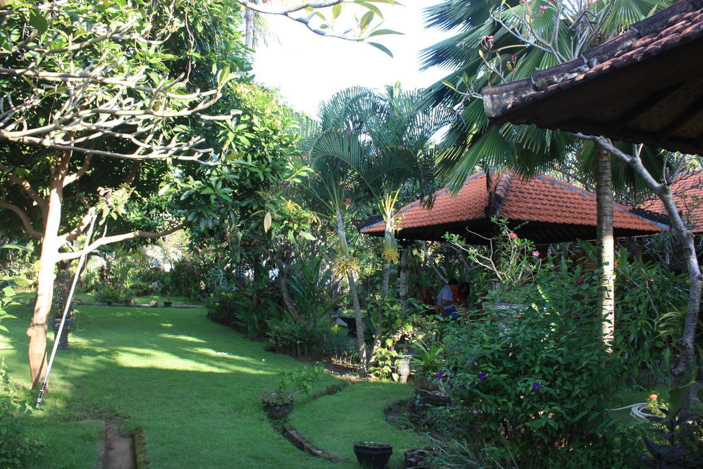 Cleopatra Beach Bungalows Hotel Lovina  Exterior photo