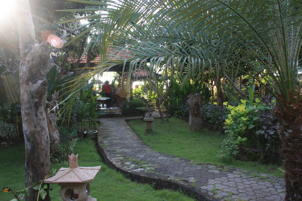 Cleopatra Beach Bungalows Hotel Lovina  Exterior photo
