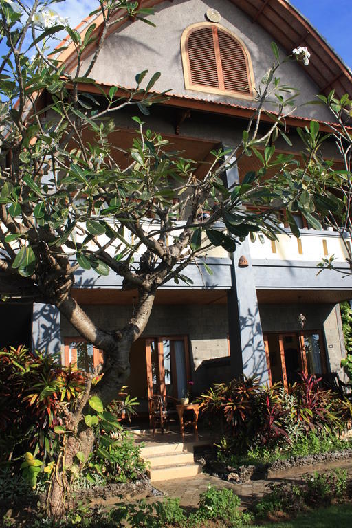 Cleopatra Beach Bungalows Hotel Lovina  Exterior photo