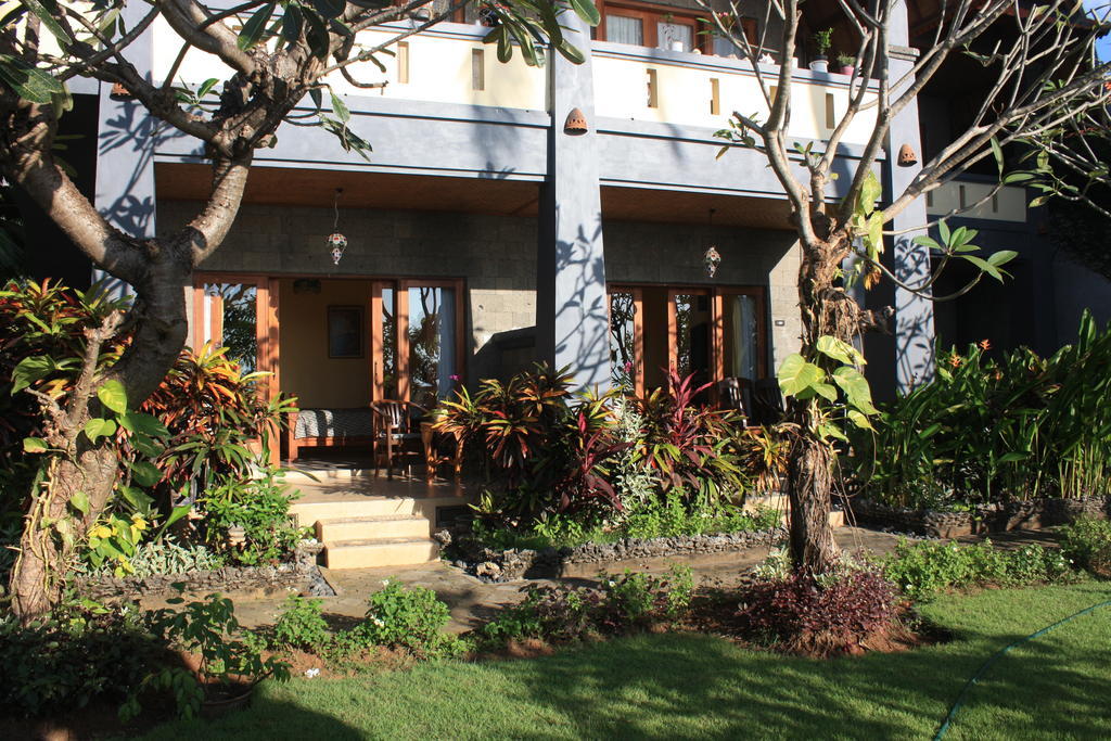 Cleopatra Beach Bungalows Hotel Lovina  Exterior photo